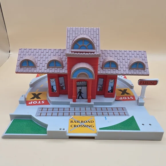 1991 Micro Machines Hiways & Byways Railroad Central Playset - Picture 2 of 5